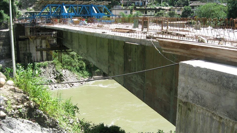 Dikchu Bridge — Underside view during cantilever construction