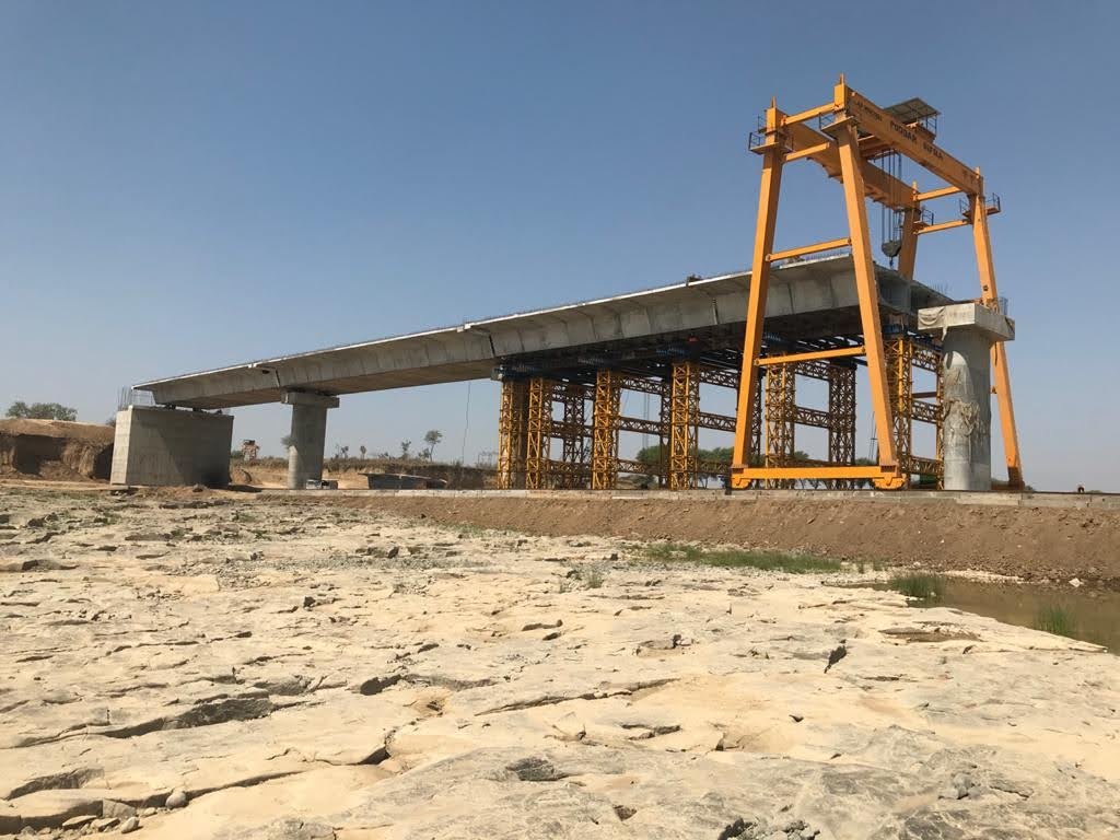 Parwan Bridge — Overhead gantry placing segments on pier