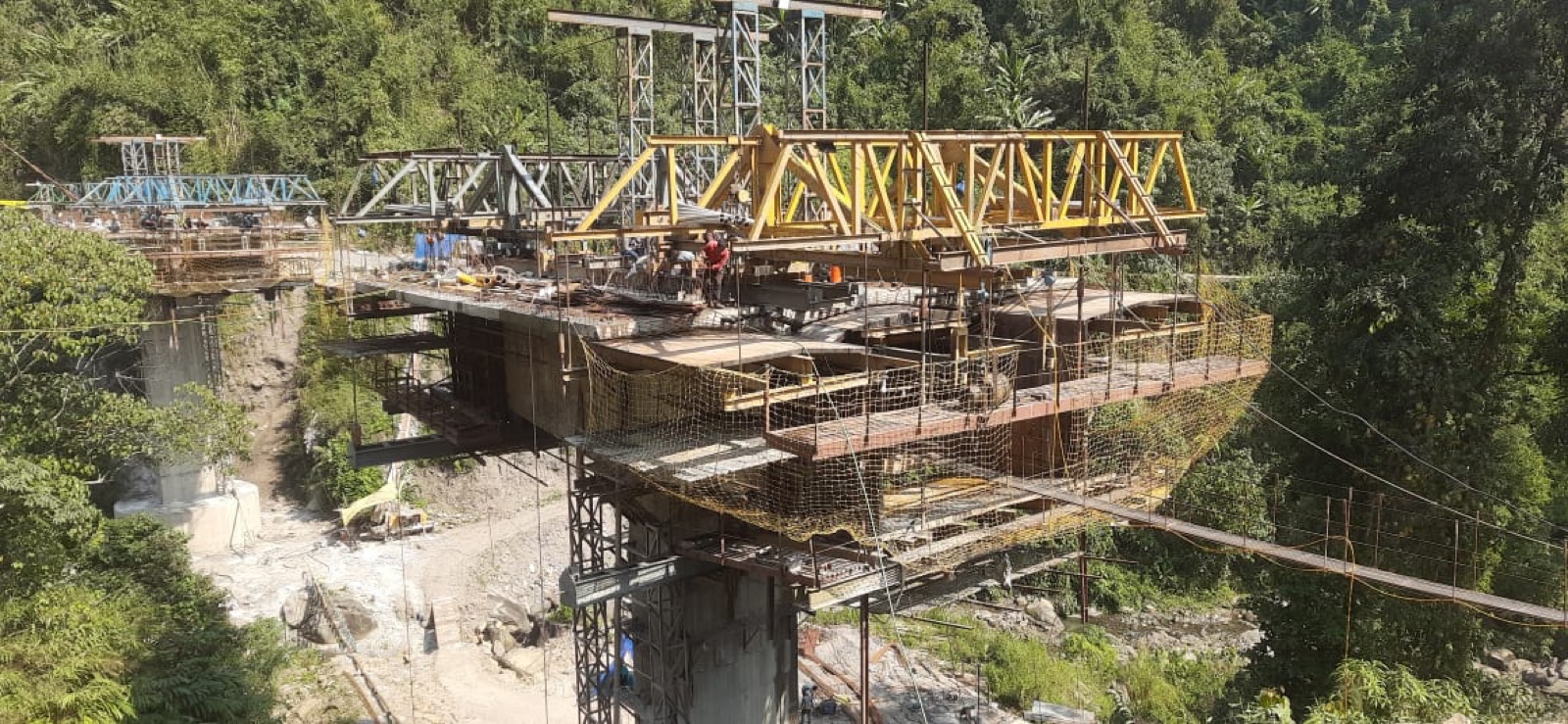 Pinjoli Bridge &mdash; gantry centering and levelling at P1 superstructure