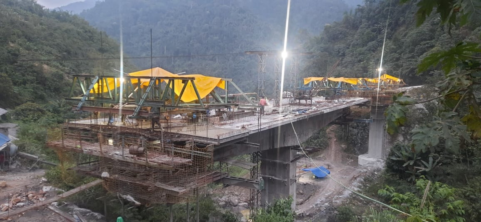 Pinjoli Bridge &mdash; segment soffit, web and deck at P2 superstructure