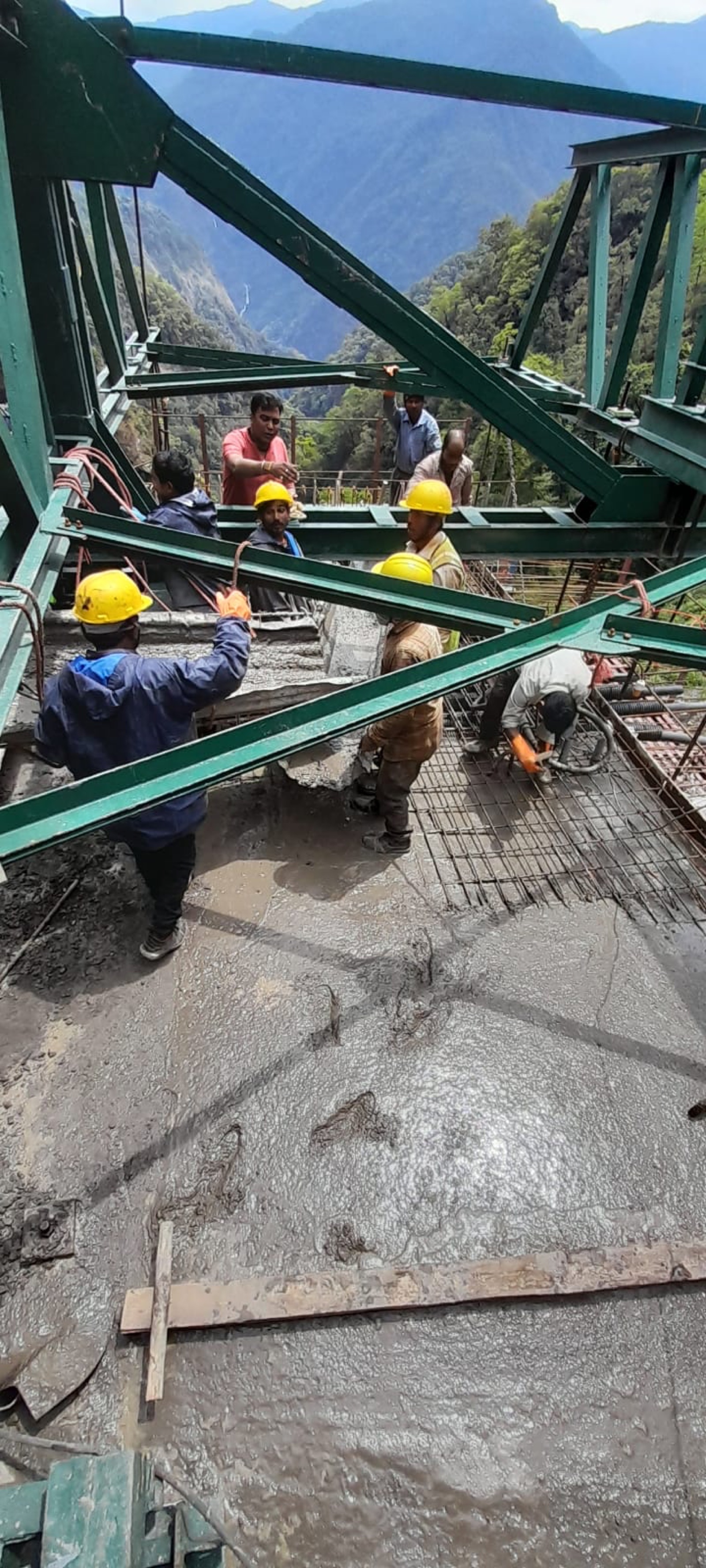 Takti Bridge &mdash; deck casting at S2